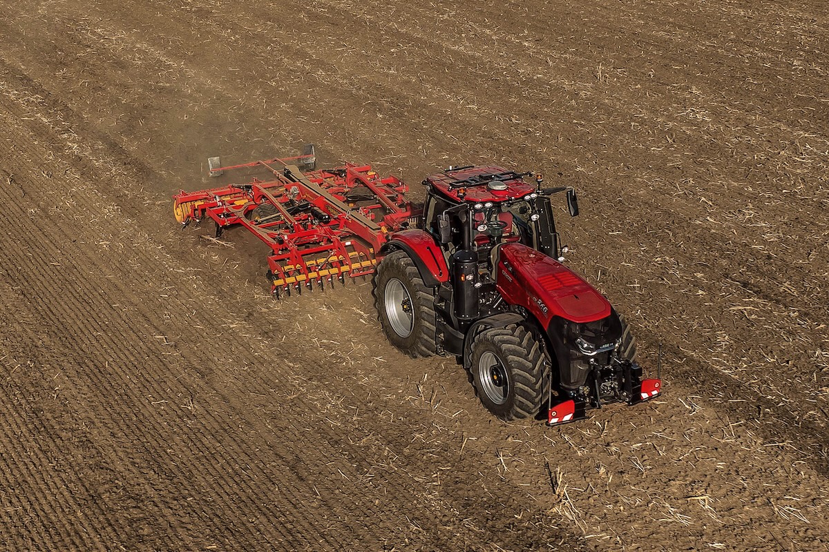 Prototipo di trattore autonomo Case IH Magnum 340 con kit Raven in campo, senza operatore a bordo